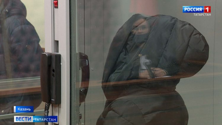«Хотела бы попросить прощения»: В Казани суд арестовал мать-истязательницу