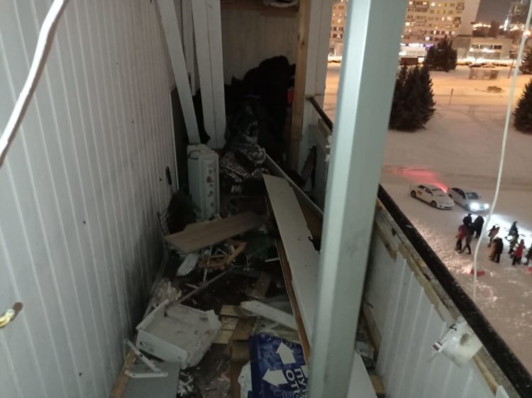 В Челнах петарда разнесла балкон на пятом этаже