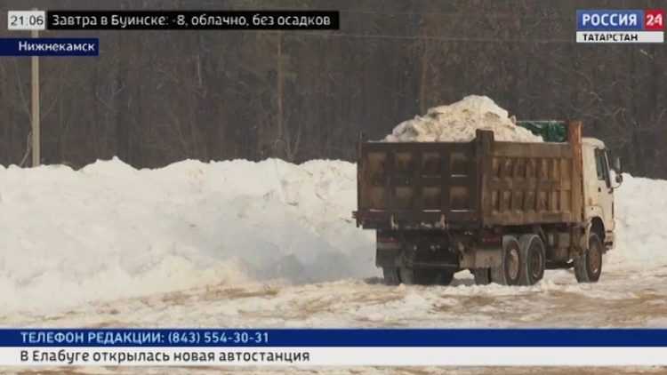 В Нижнекамске популярную лыжню грузовики заваливают снегом
