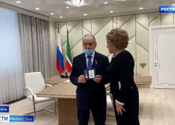 Матвиенко вручила Шаймиеву памятную медаль 25-летия Совета Федерации