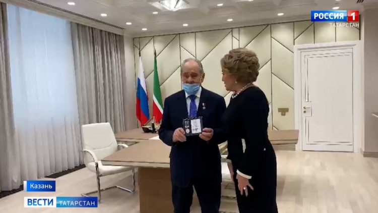 Матвиенко вручила Шаймиеву памятную медаль 25-летия Совета Федерации