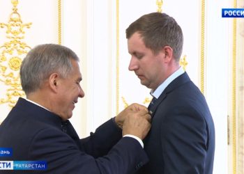 Минниханов вручил госнаграды представителям команды «КАМАЗ-Мастер»