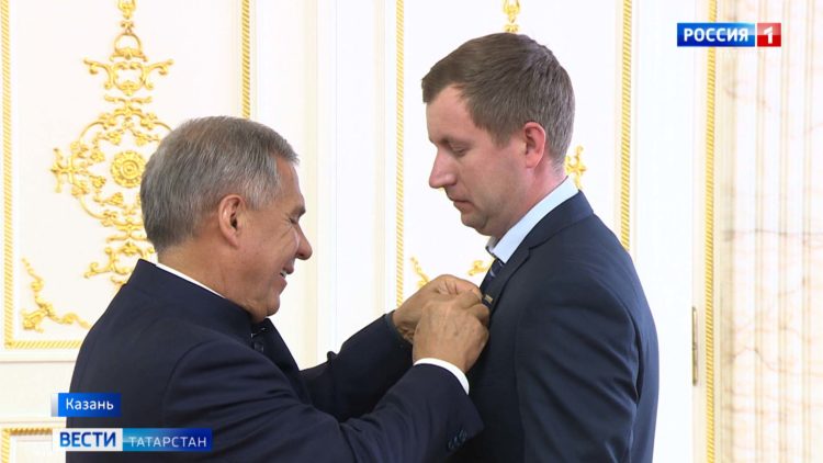 Минниханов вручил госнаграды представителям команды «КАМАЗ-Мастер»