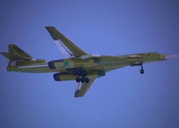 Первый собранный с нуля в России ракетоносец Ту-160М совершил дебютный полет с казанского аэродрома