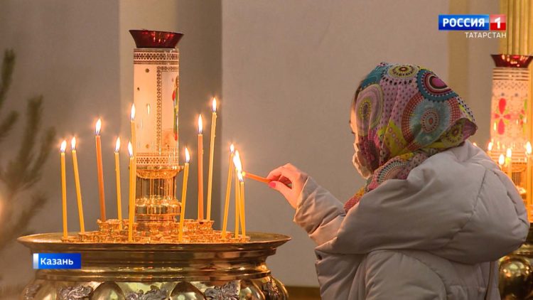 Православные верующие отмечают Рождественский сочельник