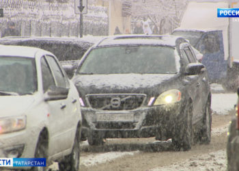 Не поделили дорогу: в Казани водители автобусов устроили драку с поножовщиной