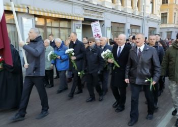 Нацисты прошли маршем по Риге