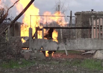 Переодетые украинские боевики пытаются спрятаться среди мирных жителей