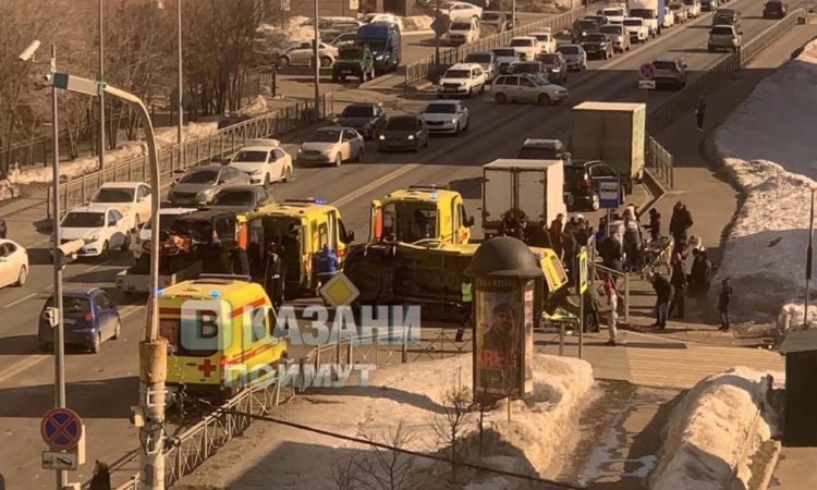 В центре Казани скорая помощь упала на бок после ДТП