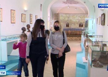 В Казани военный оркестр Росгвардии 8 Марта устроил для женщин музыкальный флешмоб