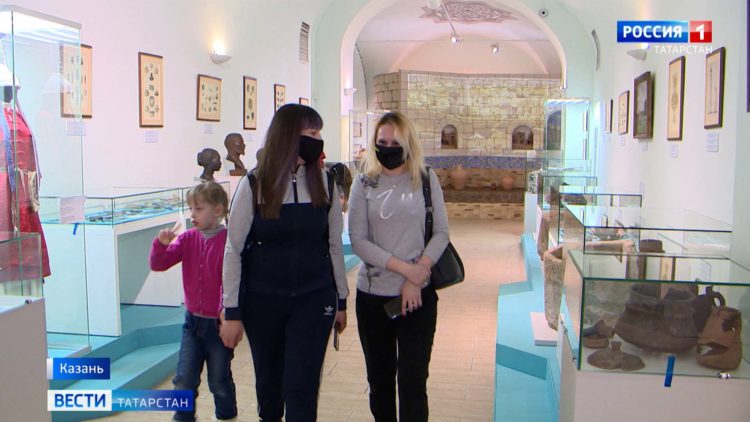 В Казани военный оркестр Росгвардии 8 Марта устроил для женщин музыкальный флешмоб