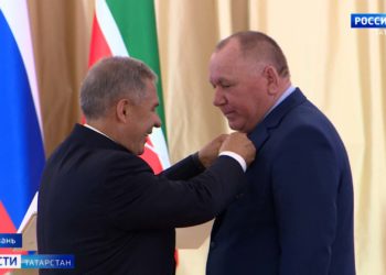 «Ваш плодотворный труд особенно ценен»: Рустам Минниханов наградил выдающихся татарстанцев