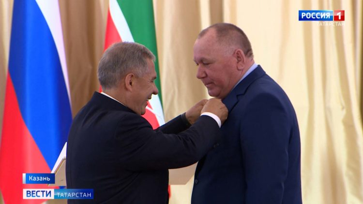 «Ваш плодотворный труд особенно ценен»: Рустам Минниханов наградил выдающихся татарстанцев