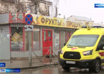 В Казани женщина оставила на улице голого младенца