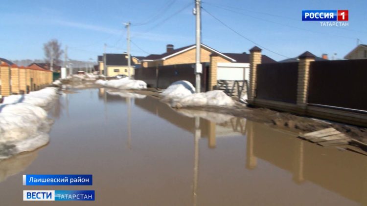 Улицы поселка Тургай в Лаишевском районе оказались затоплены из-за паводка