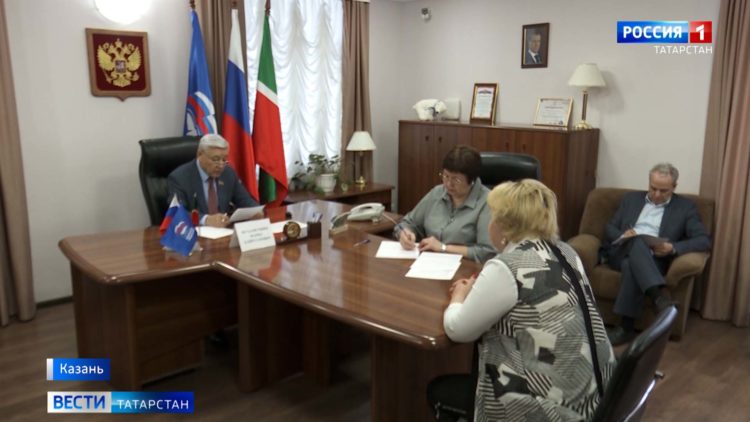 В Казани женщина оставила на улице голого младенца