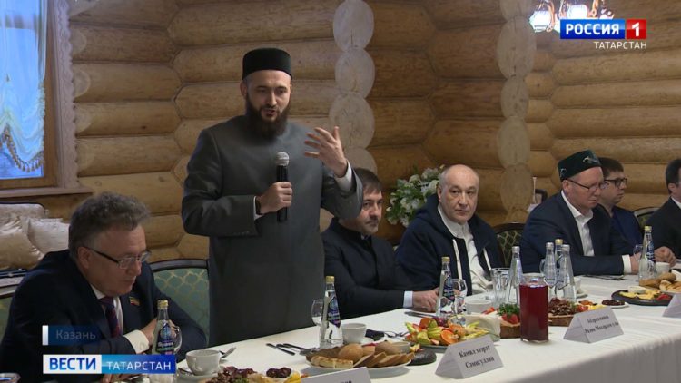 Неизвестный расстрелял машину с парнями в Татарстане