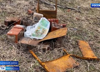 Неизвестный расстрелял машину с парнями в Татарстане