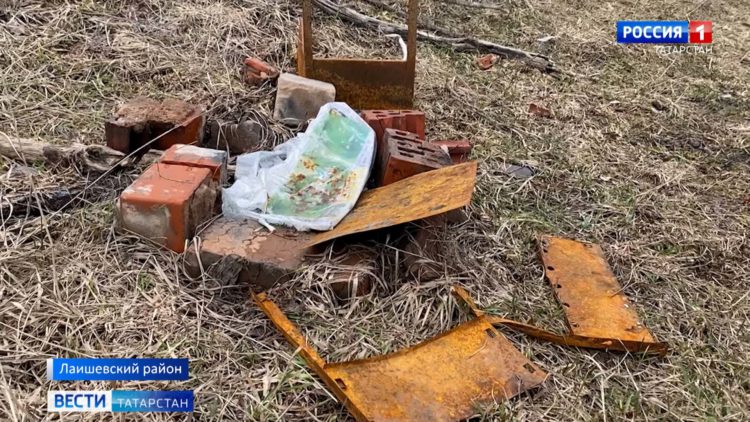 Неизвестный расстрелял машину с парнями в Татарстане