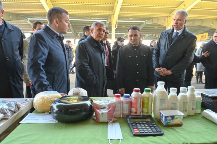 Рустам Минниханов пообщался с покупателями и продавцами на сельхозярмарке