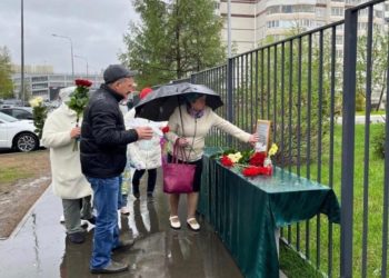 Возле казанской гимназии №175 появился стихийный мемориал