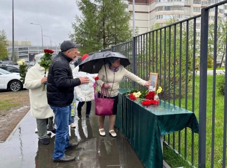 Возле казанской гимназии №175 появился стихийный мемориал