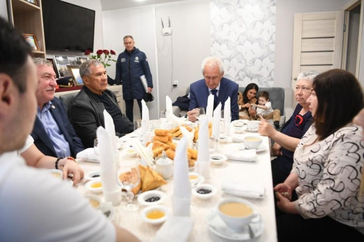 Рустам Минниханов встретился с семьей погибшего на Украине Героя России