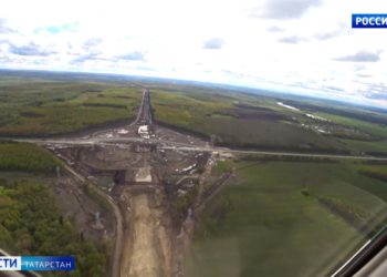 Рустам Минниханов осмотрел ход строительства трасс М12 и М7