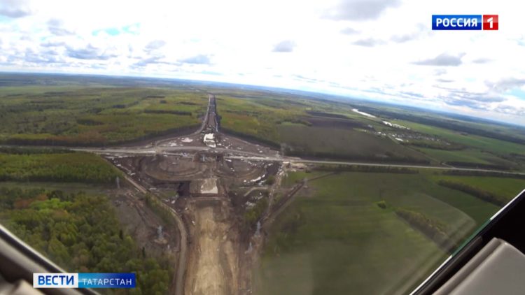 Рустам Минниханов осмотрел ход строительства трасс М12 и М7