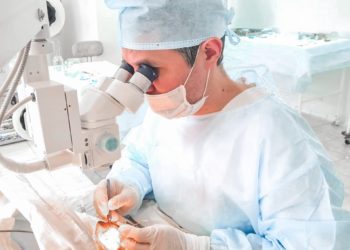 В Челнах врачи спасли мужчине глаз, в который попала железная стружка