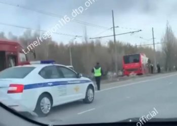 В Казани автобус вылетел на трамвайные пути и перекрыл движение