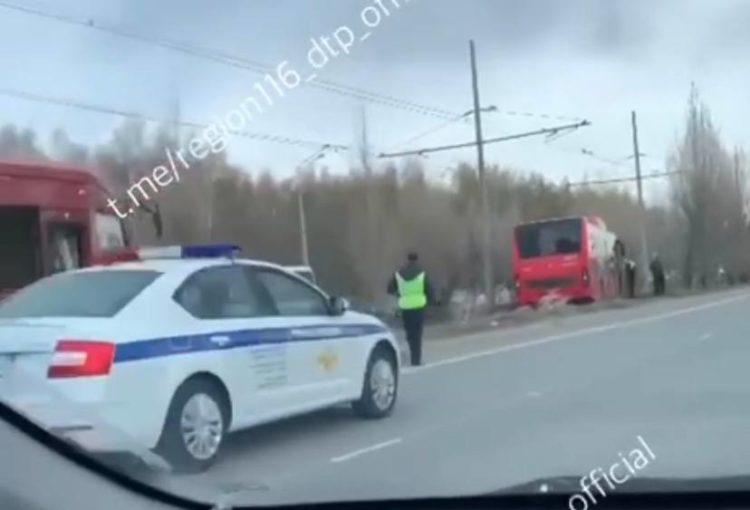 В Казани автобус вылетел на трамвайные пути и перекрыл движение