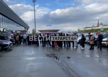 В Казани у фирменного магазина «Рубин» собиралась большая очередь