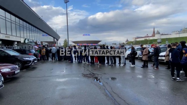 В Казани у фирменного магазина «Рубин» собиралась большая очередь