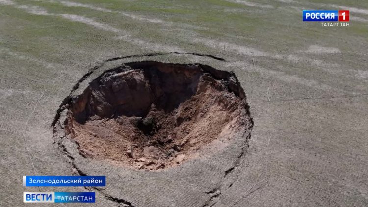 В Зеленодольском районе образовался карстовый провал глубиной с трехэтажный дом