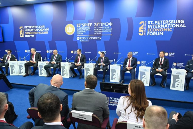 Рустам Минниханов принял участие в сессии ПМФ, посвященной пространственным данным