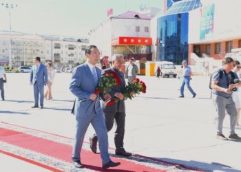 Рустам Минниханов возложил цветы к памятнику Платона Ойунского