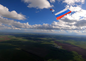 Парашютисты развернули в небе над Казанью российский триколор