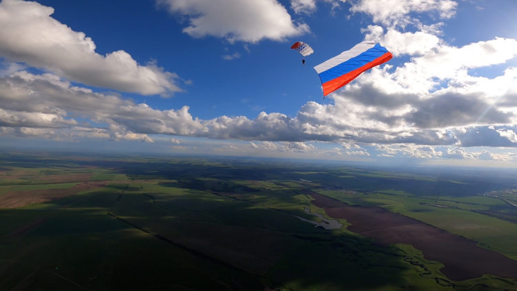 Парашютисты развернули в небе над Казанью российский триколор