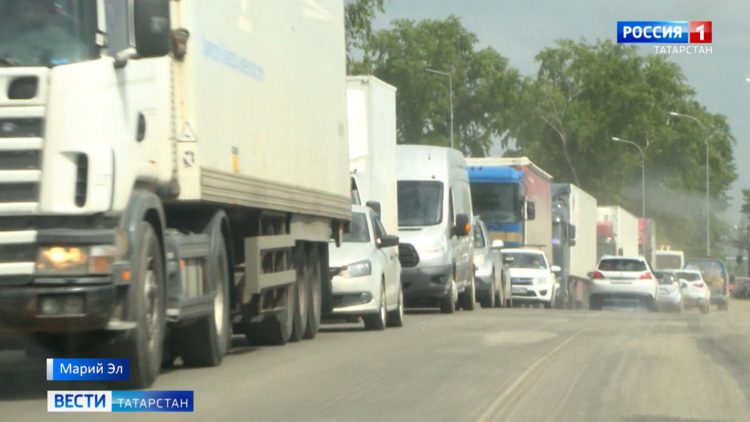 Ремонт трассы на границе с Марий Эл парализовал движение машин у Зеленодольска