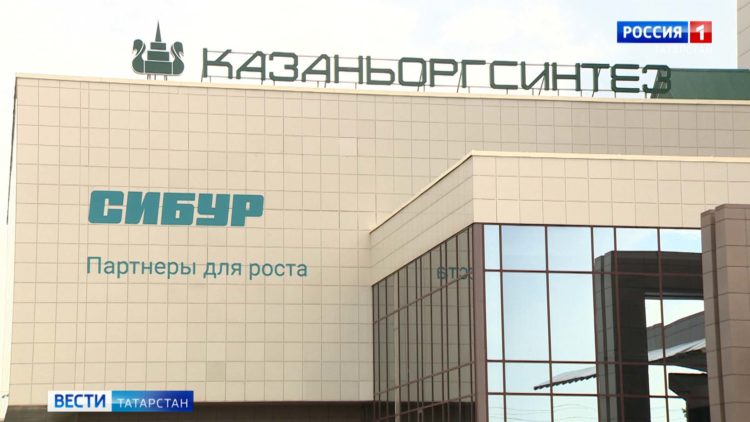 Более сотни человек было задействовано при ликвидации пожара на складе в Челнах