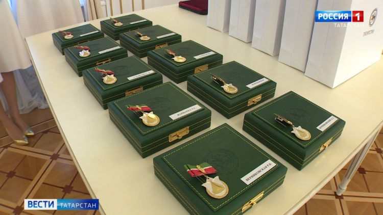 В Казанском Кремле впервые вручили медали «Родительская доблесть»