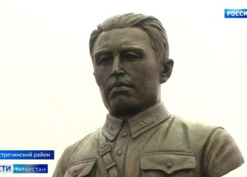 Минниханов принял участие в открытии бюста Героя СССР Петра Гаврилова