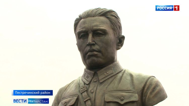 Минниханов принял участие в открытии бюста Героя СССР Петра Гаврилова