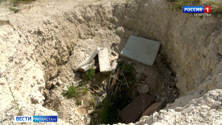 Знаменитый карстовый провал под Казанью завалили мусором