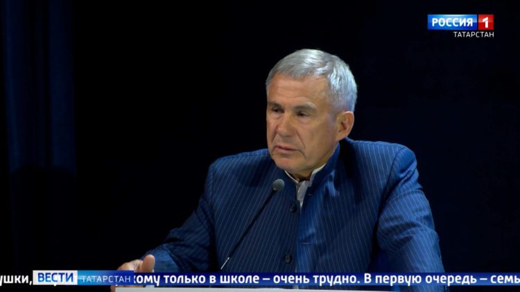 Минниханов присвоил лучшим педагогам республики звание «Заслуженного учителя РТ»