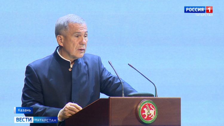 Поваленные деревья и отключение электричества: разгул сильного ветра в Татарстане