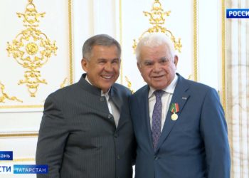 Рустам Минниханов наградил выдающихся татарстанцев
