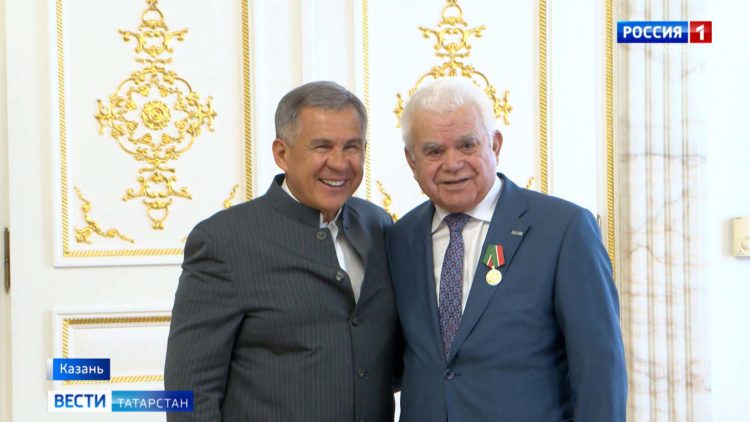 Рустам Минниханов наградил выдающихся татарстанцев