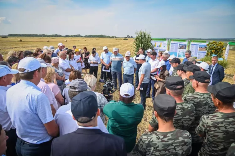 Минниханов ознакомился с ходом уборочных работ в Нурлатском районе